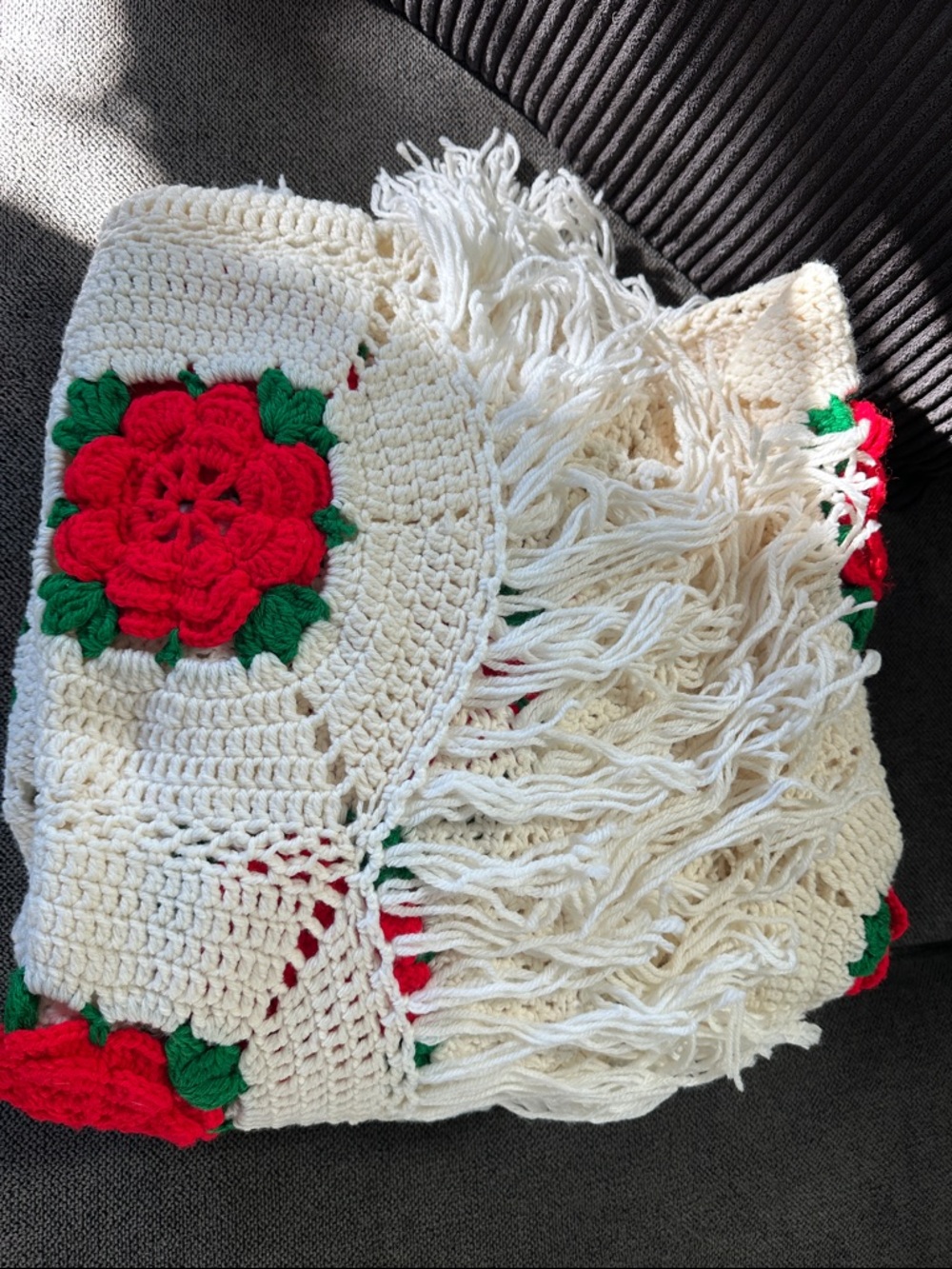 Vintage Handmade Crocheted Cream Fringe Blanket with Red Rose Appliqués - Picture 11 of 11